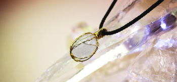 Memories of grain ～ White Love  ～ 全体をワイヤーで巻いています。広く開いている部分に彫刻を施しています。 ラフォルム ガラスジュエリー ガラスアクセサリー