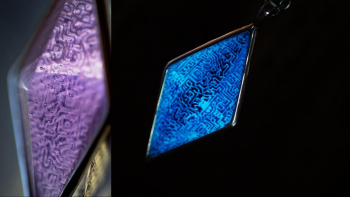 Collaborate Dreamblue ～ Fantasy lavender ～ 内部の繊細な幾何学模様を暗闇で浮かび上がるように彫刻と蓄光加工を駆使して表現しております。 ラフォルム ガラスジュエリー ガラスアクセサリー