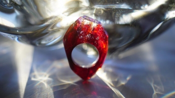 ラフォルム ガラスジュエリー ガラスアクセサリー Burning crystal 燃えるような氷のかけら。見る角度や光の当たり方で多彩な表情が楽しめるオーダーメイドアイスロックリング。レッド系の美しい色彩と細かな煌きを散りばめた、原石の結晶のような…