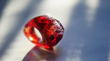 Burning crystal レッド系の美しい色彩と細かな煌きを散りばめた、原石の結晶のような逸品。 ラフォルム ガラスジュエリー ガラスアクセサリー