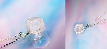 Snow cube 粉雪の舞う冬の景色を閉じ込めています。 ラフォルム ガラスジュエリー ガラスアクセサリー