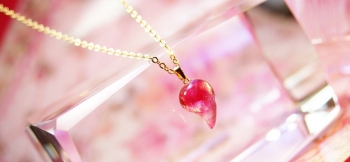 ラフォルム ガラスジュエリー ガラスアクセサリー 勾玉 ～ Petit Love  ～ とっても可愛らしい勾玉タイプです。ふっくらしていてとてもチャーミングです。色合いは、クリアーベースにレッド系ピンクを使用し、ワンポイントにダイクロ偏光ガラスを施…