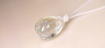 雪と氷のドロップ 内部には煌きと気泡を閉じ込めています。 ラフォルム ガラスジュエリー ガラスアクセサリー