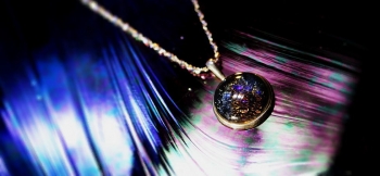 ラフォルム ガラスジュエリー ガラスアクセサリー Purple evening sun シンプルな円形タイプです。周りはSilver製の枠です。ガラス部分は、パープルの透明色です。内部の美しいラメはレインボーで様々な輝きが強く煌いていますので、身に…