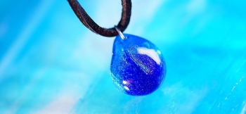 ラフォルム ガラスジュエリー ガラスアクセサリー Natural sparkle water 立体的な変形ドロップタイプのフォルム。内部には、表裏共に美しいダイクロ偏光ガラスの煌きをランダムに施しています。見る角度や光の当たり方で色合いを変えます。…