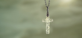 雪明かりのCROSS 繊細なクロスタイプペンダント。 ラフォルム ガラスジュエリー ガラスアクセサリー