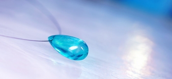 ラフォルム ガラスジュエリー ガラスアクセサリー 雪姫のBlue tear 優しい雪姫のピュアな涙色。その涙にはどんな思いが込められているのでしょう。透明感のある美しいアクアマリンブルーやターコイズブルーに、ダイクロ偏光ガラスの煌きを美しいマーブル…