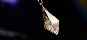 銀河百花繚乱 ～ 金襴の宙 ～ 美しい五面体ペンダントです。 ラフォルム ガラスジュエリー ガラスアクセサリー