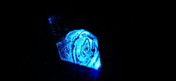 銀河百花繚乱 ～ 金襴の宙 ～ 暗闇では神秘的なブルーの光を放ちます。 ラフォルム ガラスジュエリー ガラスアクセサリー