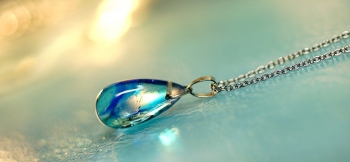 ラフォルム ガラスジュエリー ガラスアクセサリー 天使のBlue tear ピュアな天使の涙色。透明感のある美しいアクアマリンブルーやターコイズブルー、ライトスカイブルーの爽やかな色合いに、ダイクロ偏光ガラスの煌きを施して美しいマーブル模様で表現し…