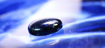 ラフォルム ガラスジュエリー ガラスアクセサリー Blue sparkling jewel 濃い目のブルーに美しいブルーの煌きが大変に美しいオブジェです。裏面も側面も全てが美しく輝きます。
