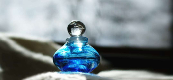 ラフォルム ガラスジュエリー ガラスアクセサリー Memorial vessel (壷型オブジェ・タイプ2) ～ 白波の華 ～ 深いブルーから水色へ移り変わる海の色を、ふっくらとした壷型のメモリアルオブジェに映しました。透明なガラスの中を銀箔が白波…