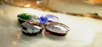 想い出の華包み それぞれのカラーベースは透明色で、光が透過するととても綺麗です。 ラフォルム ガラスジュエリー ガラスアクセサリー
