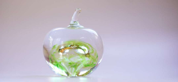 Memorial AppleⅡ(りんご型オブジェ) 美しく存在感のある世界にひとつのりんご型メモリアルオブジェ。 ラフォルム ガラスジュエリー ガラスアクセサリー