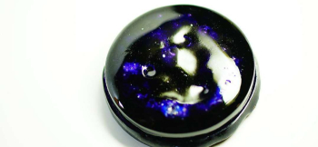 ラフォルム ガラスジュエリー ガラスアクセサリー 紫月に寄り添う想い 原石のような質感を持つ、世界にひとつのメモリアルオブジェが完成いたしました。円形のフォルムで、表裏面で別々の雰囲気を味わえる仕上がりです。ガラス内部に「思い出の大切なもの」を封入…