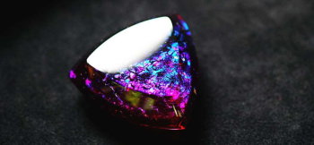 ラフォルム ガラスジュエリー ガラスアクセサリー INFINITY JEWEL UNIVERSE 最高級の美しい色合いと煌き、そして存在感や重量感を併せ持った、世界にひとつのオリジナルオブジェが完成いたしました。丸みを持たせた正三角形のピック型のフ…