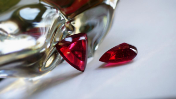 Reuleaux triangle  ～ Ruby red ～ シャープなエッジを引き立てた繊細なフォルム。 ラフォルム ガラスジュエリー ガラスアクセサリー