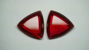 Reuleaux triangle  ～ Ruby red ～ 「ルーローの三角形」というギターピックのように各辺にふくらみを持たせた正三角形。 ラフォルム ガラスジュエリー ガラスアクセサリー