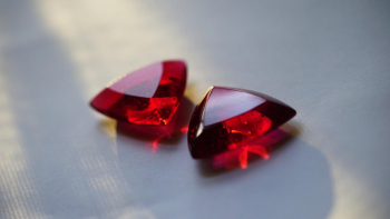 Reuleaux triangle  ～ Ruby red ～ エッジの利いた拘りのフォルム。 ラフォルム ガラスジュエリー ガラスアクセサリー