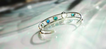ティアラ風バングル ～ Aqua jewel ～ 裏面から。 ラフォルム ガラスジュエリー ガラスアクセサリー