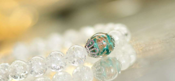ラフォルム ガラスジュエリー ガラスアクセサリー ビーズブレスレット / Snow tiara 雪の結晶を連ねたティアラのような、清らかなビーズブレスレットです。透明なクラッキングビーズには細かなひび模様が走り、光を受けるたび氷の粒のような反射を見…