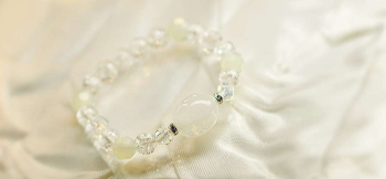 Pure white snow ホワイトを基調としたピュアなイメージのブレスレット。 ラフォルム ガラスジュエリー ガラスアクセサリー