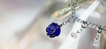 ラフォルム ガラスジュエリー ガラスアクセサリー Charming blue rose 繊細なガラスのブルーローズを、全て手作業による彫刻により再現しました。周囲には8個のクリアーガラスビーズをお付けし、トップとそれぞれのビーズはお好きな位置に設置…