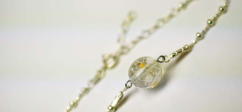 清らかな世界へ ～ Clear Ice ～ 内部に「思い出の大切なもの」を封入した世界に一つのメモリアルブレスレット。 ラフォルム ガラスジュエリー ガラスアクセサリー