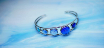 ティアラ風バングル ～ Sky bright jewel ～ シンプルで美しいティアラ風オリジナルコラボレーションバングル。 ラフォルム ガラスジュエリー ガラスアクセサリー