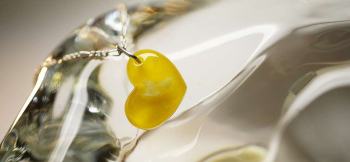 ラフォルム ガラスジュエリー ガラスアクセサリー 優しい愛の日々 ～ 春の日 ～ 春の日差しを思わせるやさしい黄色のガラスで、丸みのあるハートを形作りました。内部には「思い出の大切なもの」と、愛犬のシルエットを浮かび上がらせる蓄光加工を施しています…
