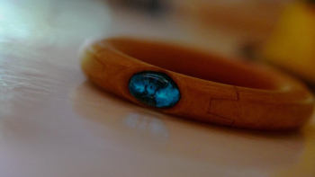 Wood holy ability ～ Arcana ～ 暗闇では優しい蓄光の光をお楽しみください。 ラフォルム ガラスジュエリー ガラスアクセサリー