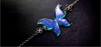 ラフォルム ガラスジュエリー ガラスアクセサリー Fascinating butterfly ～ 魅惑の蝶 ～ 魅力的で妖艶な蝶のフォルムを表現したブレスレットです。ベースにはライトアクアマリンブルーを使用し、全体的には優しいブルー系のラメを施しま…