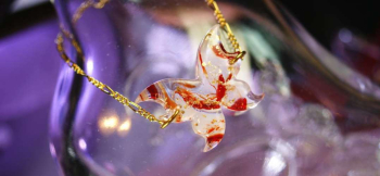 ラフォルム ガラスジュエリー ガラスアクセサリー Fascinating butterfly ～ 華麗  ～ 透明なガラスを基調に、白と赤のマーブル模様を流し、羽ばたく蝶を形づくりました。左右へ大きく開く羽根の中には金箔が散り、光を受けるたびに赤い…