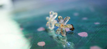 Snow flower ~ Radiant crystal ~ 美しいダイクロガラスが偏光して輝きます。 ラフォルム ガラスジュエリー ガラスアクセサリー