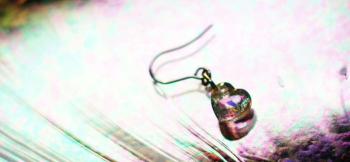 ラフォルム ガラスジュエリー ガラスアクセサリー Petit brightness heart 透明な小さなハートの中に、青緑からマゼンタへ色を変えるダイクロガラスを閉じ込めました。ふっくらとしたハートをわずかに傾け、耳元で軽やかに揺れる片耳用ピア…