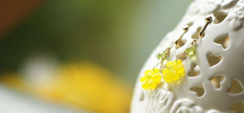ラフォルム ガラスジュエリー ガラスアクセサリー Peridot fleur 優しい花と、可愛らしいペリドットのしずくがゆらゆら揺れて、女性の可愛らしさを一層表現できそうな素敵なイヤリングです。
イエローの花は、半透明で少し模様入りになっています…