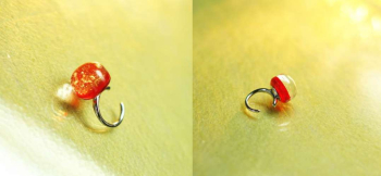 秋の紅 / イヤーカフ 耳にはめるイヤーカフタイプのカワイイイヤリングです。 ラフォルム ガラスジュエリー ガラスアクセサリー