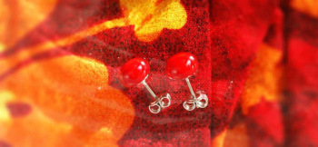想いのとき ~ ピアス/レッド ~ 「思い出の大切なもの」を封入した可愛いキャッチ式ピアスです。 ラフォルム ガラスジュエリー ガラスアクセサリー