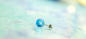 ラフォルム ガラスジュエリー ガラスアクセサリー Aqua planet 爽やかで美しい星、地球のような球体の片耳用ピアスです。透明感があり優しいラメの輝きも素敵です。内部には「思い出の大切なもの」を封入加工しています。いつまでもいつまでも大切な存…