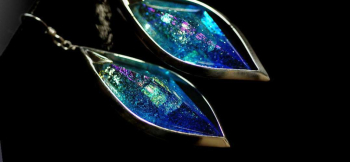 ラフォルム ガラスジュエリー ガラスアクセサリー Galactic diva ～ 煌きの北十字 ～ 青い銀河を思わせる八面体を、Silver925製の細身の枠で包んだコラボレーションピアスです。青緑から青紫へ移るグラデーションの中にダイクロガラスと…
