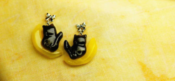 Banana moon とキュートな黒猫 二匹はお友達同士、左右で少し表情が異なります。 ラフォルム ガラスジュエリー ガラスアクセサリー