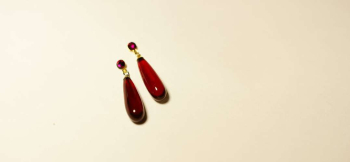 ラフォルム ガラスジュエリー ガラスアクセサリー Zeal beauty シンプルで美しいしずくのフォルムに、単色のレッドを使用した色合いの素敵なピアスです。ラインストーン付きで煌きのあるイメージです。