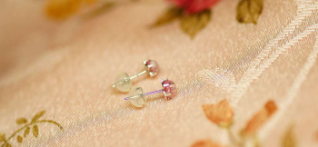 温もりの眼差し ~ 春紅 ~ プラチナ製キャッチ式ピアス金具・シリコンキャッチ付きです。 ラフォルム ガラスジュエリー ガラスアクセサリー