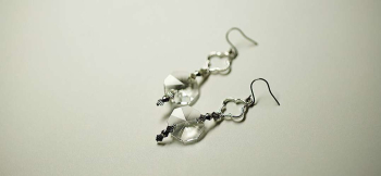サンキャッチャーピアス(オープンクローバーチャーム付き) フック式ピアス金具仕様。 ラフォルム ガラスジュエリー ガラスアクセサリー