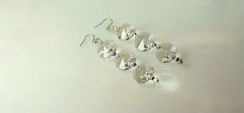 サンキャッチャーピアス(三連タイプ) フック式ピアス金具付き。 ラフォルム ガラスジュエリー ガラスアクセサリー