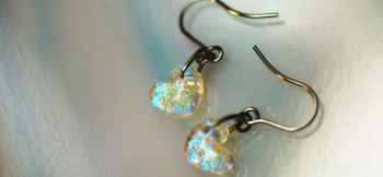 ラフォルム ガラスジュエリー ガラスアクセサリー Petit dichroic heart 対になった小ぶりのハートのピアス。内部全体に見る角度や光の当り方で表情を変化させる美しいダイクロガラスを施しました。「思い出の大切なもの」を封入した世界に一…
