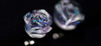 ラフォルム ガラスジュエリー ガラスアクセサリー 可憐 ～ Crystal rose ～ 朝露をまとった薔薇のように、無色透明のガラスから瑞々しい花びらを立体的に咲かせました。内側には淡いピンクとブルー、レインボーのイリデセント（ラメ）を忍ばせ、光…