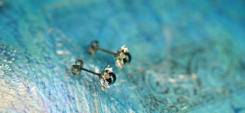 Blue Lotus / ピアス ～ Bright ～ 蓮の花をイメージしたオリジナルメモリアルピアス。 ラフォルム ガラスジュエリー ガラスアクセサリー