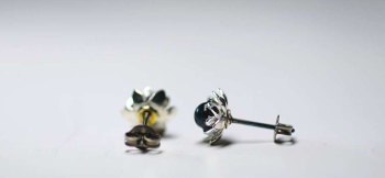 Blue Lotus / ピアス ～ Bright ～ 中央のアクアマリンブルーのトップ内部に「思い出の大切なもの」を封入しております。 ラフォルム ガラスジュエリー ガラスアクセサリー