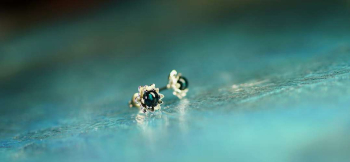Blue Lotus / ピアス ～ Bright ～ Silver925製のオリジナルピアス部分には、小さな蓮の花の細工を施しています。 ラフォルム ガラスジュエリー ガラスアクセサリー